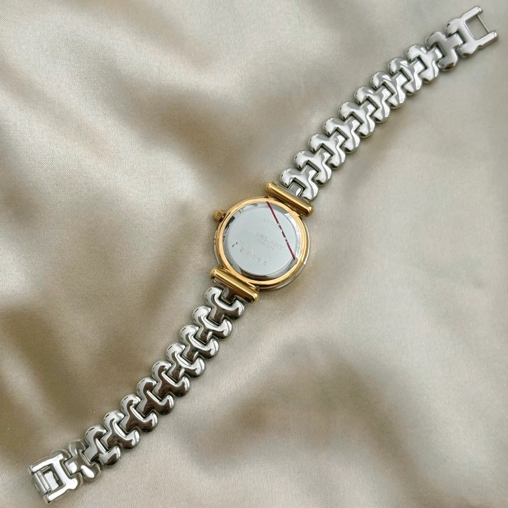 AUTHENTIC VINTAGE BURBERRY TWO-TONED INTERCHANGEABLE BEZEL WATCH - Picture 9 of 10